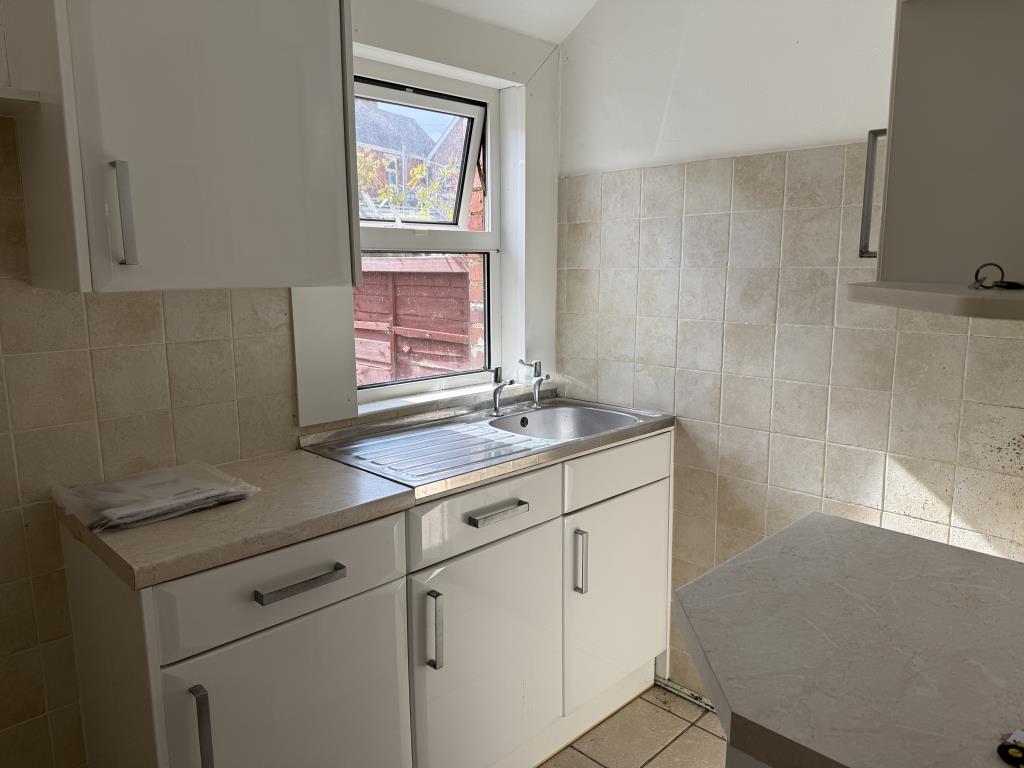 Lot: 38 - THREE-BEDROOM HOUSE IN NEED OF IMPROVEMENT - Kitchen with fitted units
